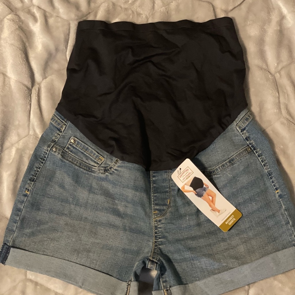 Levi maternity shortie NWT